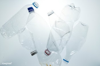 Crushed plastic bottles for recycling   | Free  photo - 2318262