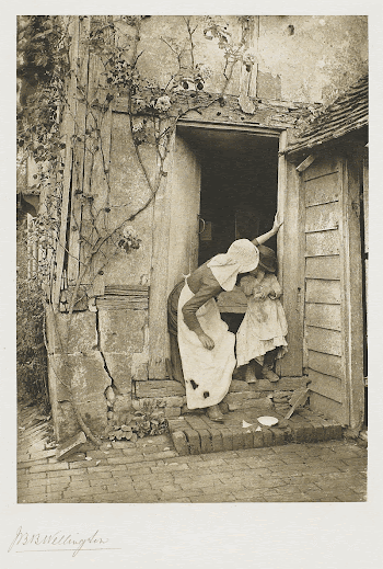 crying child standing in doorway | Free Photo - rawpixel