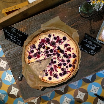 Curd cake with cherries 