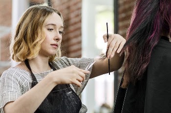 Customer getting a haircut in a beauty | Free Photo - rawpixel