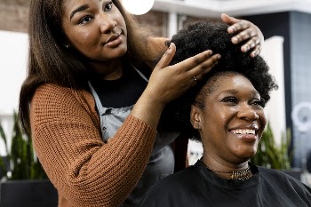 Customer getting a hairdo at a beauty | Free Photo - rawpixel
