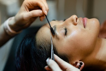 Customer getting eyebrow treatment at a… | Free stock photo | High Resolution image