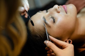 Customer getting eyebrow treatment at a… | Free stock photo | High Resolution image