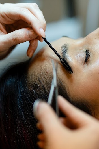 Customer getting eyebrow treatment at a… | Free stock photo | High Resolution image