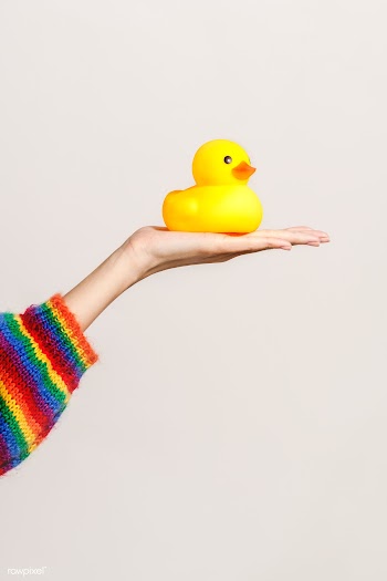 Cute rubber duck on a hand | Free  photo - 2299567