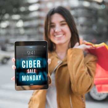 Cyber monday mockup with woman holding tablet Free Psd