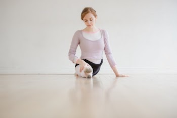 Dancer Does Splits With Ease