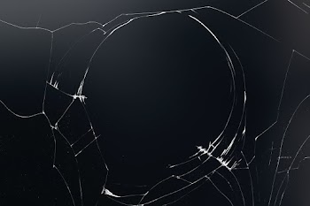 Dark background with cracked glass texture | Free stock photo | High Resolution image