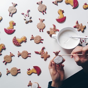 Decorating Easter gingerbread 