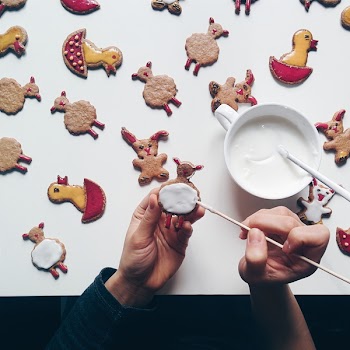 Decorating Easter gingerbread 