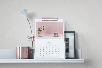 Decorative calendar mockup on shelf Free Psd