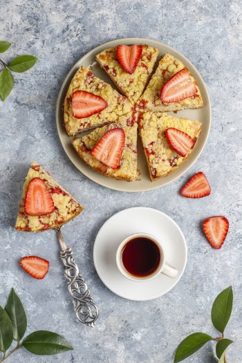 Delicious homemade strawberry crumble cake with fresh strawberry slices Free Photo