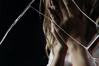 Depressed woman with cracked glass effect | Free stock illustration | High Resolution graphic
