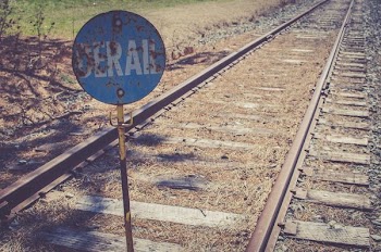 derail sign in railway