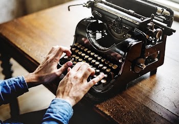          Desk & Typewriter Free Photo     