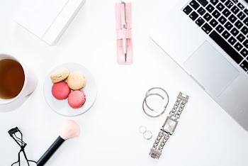 Desktop with pink details