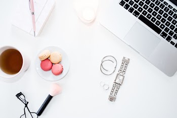 Desktop with pink details
