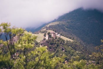 Die einmalige Sicht vom Walburgboden zum Schloss von Burgherr Reinhold Messner (Erstbesteiger aller 14. Achttausender)
The unique view from the Walburgboden to the castle of Burgherr Reinhold Messner (first-time climber of all 14th eight-thousanders)