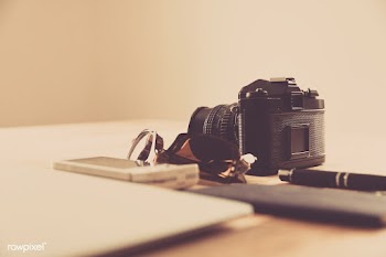 Digital camera on a table | Free public domain photo - 543443