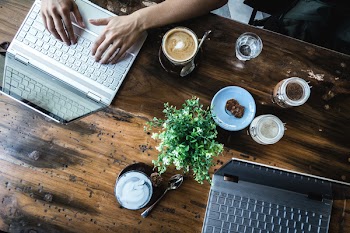 Digital nomads working in a coffeeshop 