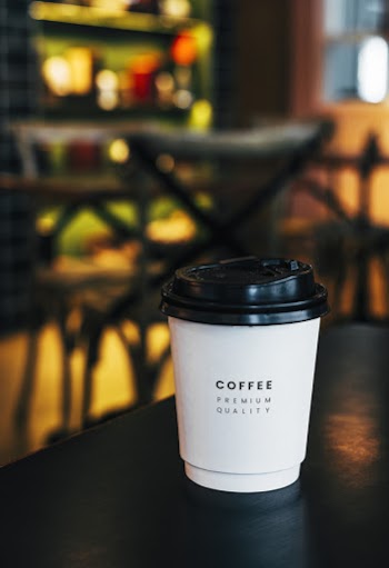Disposable coffee paper cup mockup design Free Psd