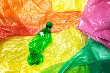 Disposable plastic bottle on plastic bags  | Free  photo - 2318264