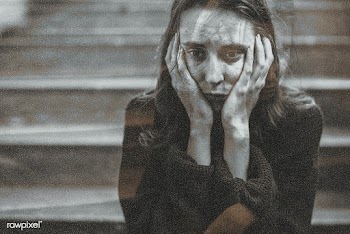 Distressed woman sitting on a staircase thinking deeply | Free  photo - 2321299