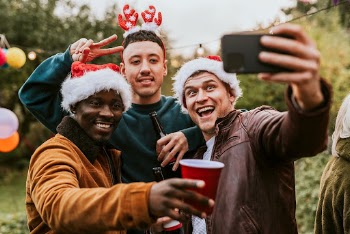 Diverse friends taking a group | Free Photo - rawpixel