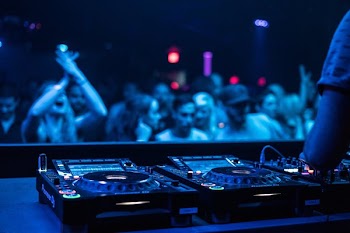 DJ Crowd