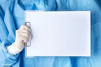 Doctor holding a paper clipboard | Free  photo - 2293548