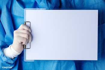 Doctor holding a paper clipboard | Free  photo - 2295539