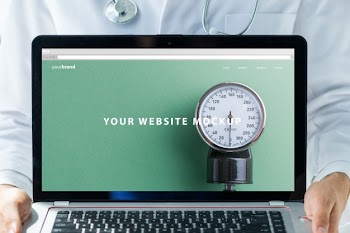 Doctor holding laptop mockup for website Free Psd