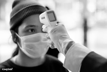 Doctor measuring a woman's body temperature with an electronic the.. | Free  photo - 2292005