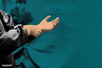 Doctor putting on a glove to prevent coronavirus contamination | Free  photo - 2302251