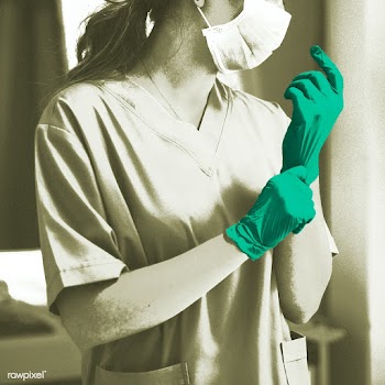 Doctor putting on a glove to prevent coronavirus contamination | Free  photo - 2307038