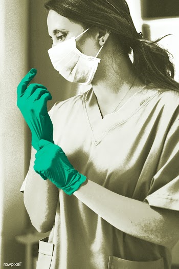 Doctor putting on a glove to prevent coronavirus contamination | Free  photo - 2307040