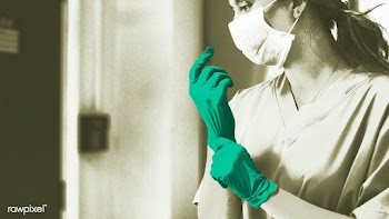 Doctor putting on a glove to prevent coronavirus contamination | Free  photo - 2307045