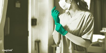 Doctor putting on a glove to prevent coronavirus contamination | Free  photo - 2307046