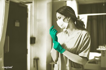 Doctor putting on a glove to prevent coronavirus contamination | Free  photo - 2307054