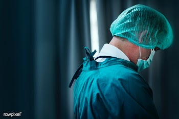 Doctor working at the hospital during the Covid-19 pandemic | Free  photo - 2329561