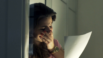 Download Free png Sad, shocked woman reading letter with bad news ...