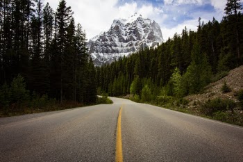 Driving up Moraine Lake Road
📍51.362058, -116.152892