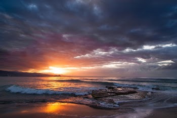 Durante el amancer, si tienes suerte, podrás ser testigo de  momentos mágicos que duran solo un instante y, más que hacer la foto, lo más importante es vivirlo y sentirlo en directo. Porque... ese momento, ese instante,  jamás volverá producirse.