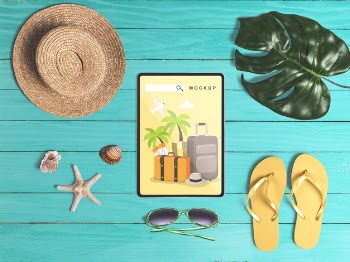Editable flat lay tablet mockup with summer elements Free Psd