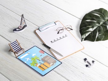 Editable isometric clipboard mockup with summer elements Free Psd