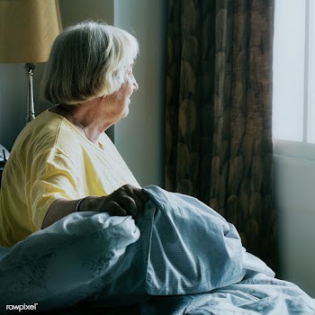 Elderly woman alone at home during social isolation due to Covid-19 pa.. | Free  photo - 2300325