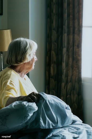 Elderly woman alone at home during social isolation due to Covid-19 pa.. | Free  photo - 2300329