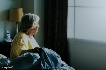 Elderly woman alone at home during social isolation | Free  photo - 2328097