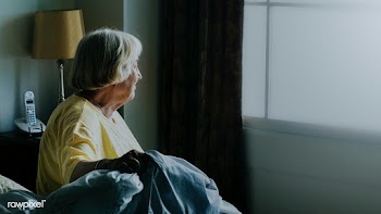 Elderly woman alone at home during social isolation | Free  photo - 2330938