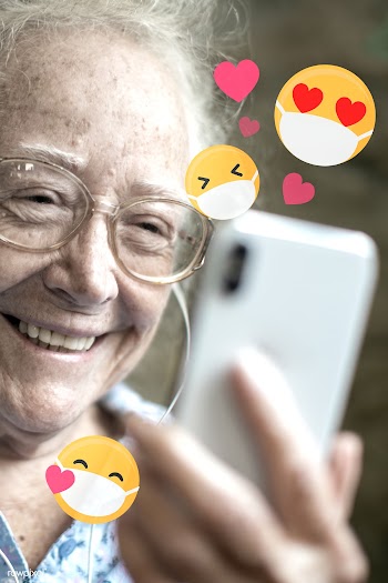 Elderly woman learning to use social media during coronavirus pandemic | Free  photo - 2307308
